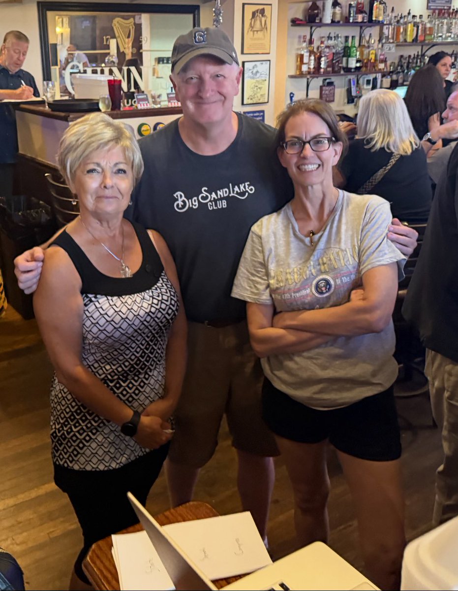 Great petition signing party at Bryan’s in Downers Grove tonight! Nice job by DGTRO! Please check our Bryan’s next time you’re out with friends. Great patriotic bar and restaurant 🇺🇸 🇺🇸 🇺🇸