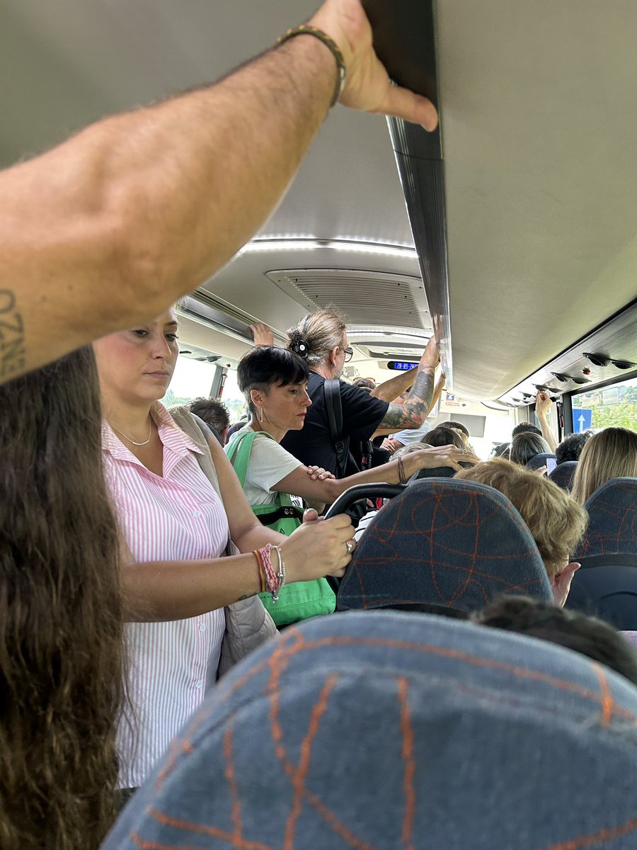 Mataró Barcelona amb el bus ple i gent dreta tot el trajecte per l’autopista. És legal ? <a href="/GrupMoventia/">GrupMoventia</a> <a href="/transit/">Trànsit</a>