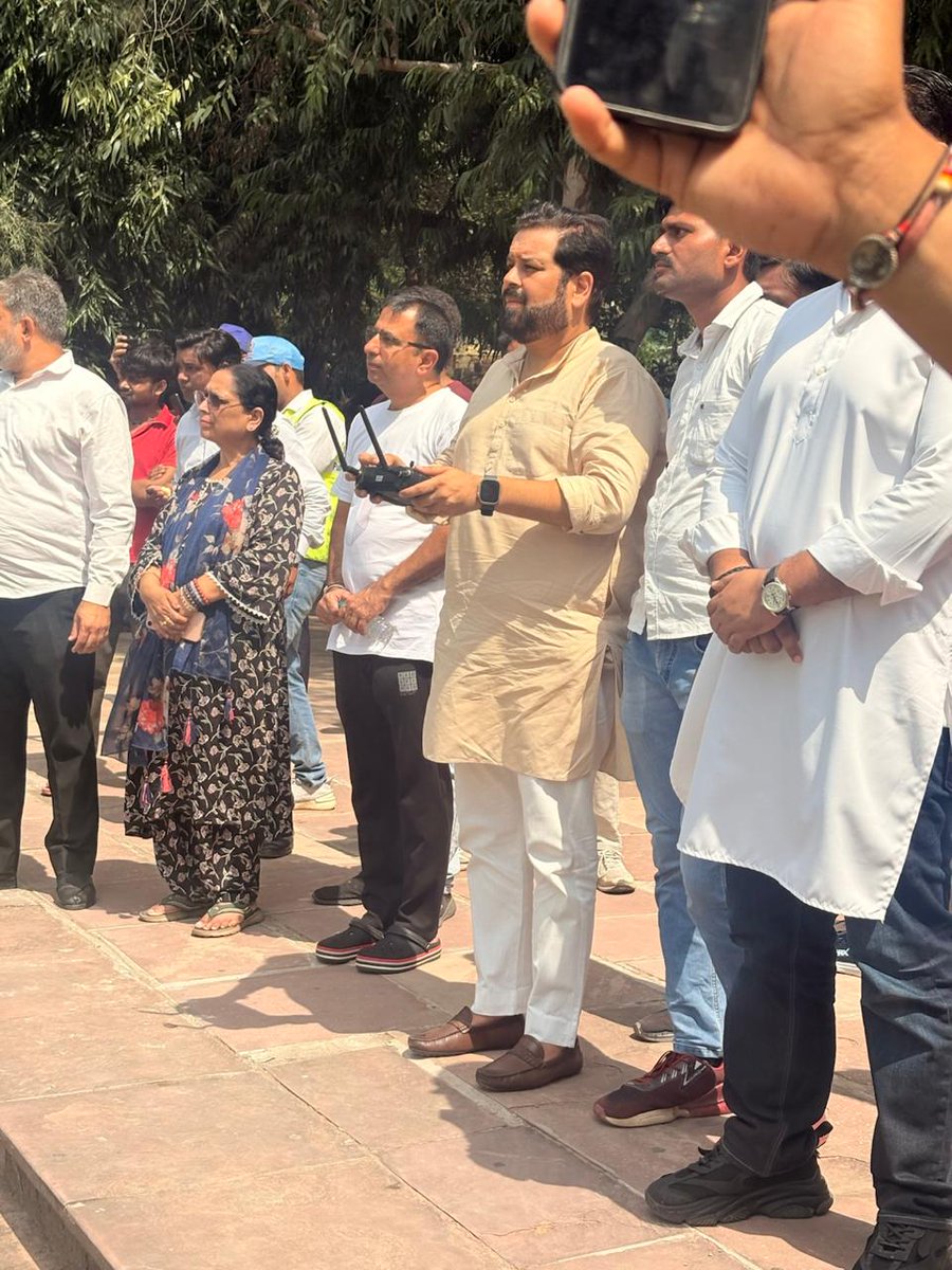 ManishChadhaBJP's tweet image. दिल्ली में पहली बार दिल्ली नगर निगम द्वारा ईस्ट पटेल नगर की झील में डेंगू एवं मलेरिया की रोकथाम के लिए ड्रोन के द्वारा दवाई – स्प्रे का छिड़काव कराया गया।
#दिल्ली #delhi #MCD 
@narendramodi @BansuriSwaraj