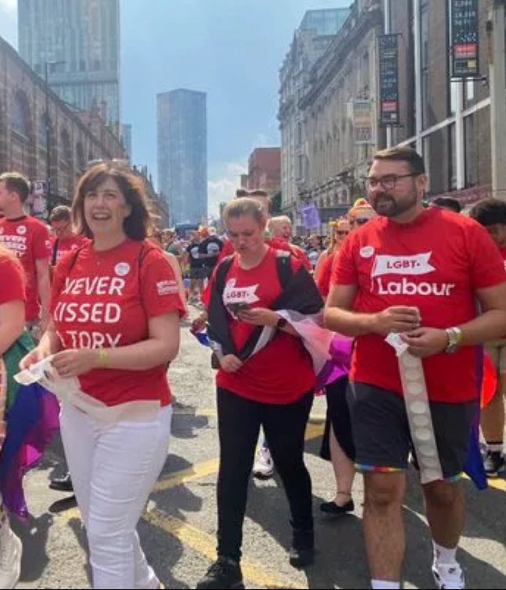 IamSamHart's tweet photo. Here's why I'm backing @LucyMPowell 

(1/3) I'm backing Lucy Powell MP for Deputy Leader because she’s exactly what Labour needs right now – a strong, authentic voice rooted in real life. Born, raised and living with her family in Manchester, Lucy knows first-hand what people face: the hopes, the worries, the daily grind. She doesn’t just talk about communities – she comes from one.