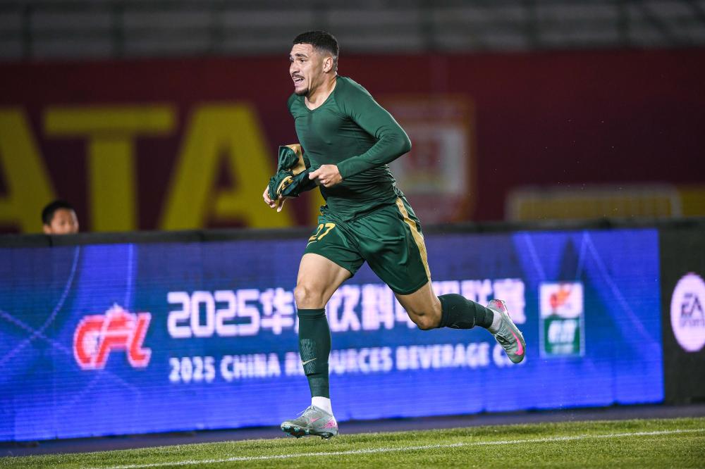 CSLBrasil's tweet image. Changchun Yatai e Zhejiang fizeram um jogo bastante movimentado e empataram por 3x3

Ohi Omoijuanfo (2) e Lazar marcaram para o Changchun enquanto Alexandru Mitrita, Wang Yu (contra) e Yago Cariello fizeram os gols do Zhejiang