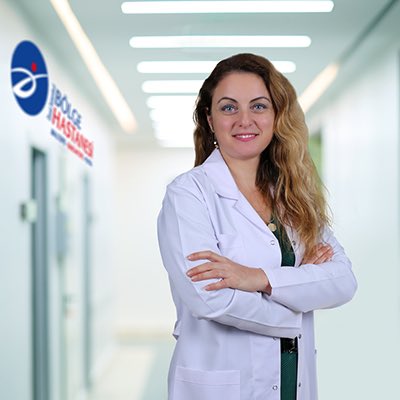 Burada hastanelerle ilgili yüzlerce ihbar paylaştım… keşke o zaman da daha fazla üzerine gidilseydi. Yüzlerce çocuğumuz bu insanlar yüzünden özel gereksinimli halde, ailelerin hepsi perişan. Hastane yönetimi hakkında soruşturma başlatıldı ve kadın doğumdan sorumlu olan doktor