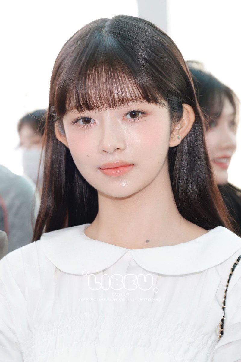 子供顔に横髪(いわゆる触覚)がないほうがいい理由は、①幼く見えること②顔まわりが重たく見えること(骨ストには不向き)③トレンドではないことが挙げられます。オススメの横髪はサイドバングをイヤリングカットにつなげるやり方です🤍

逆に、
・骨ウェで顔周りに動きがほしい方