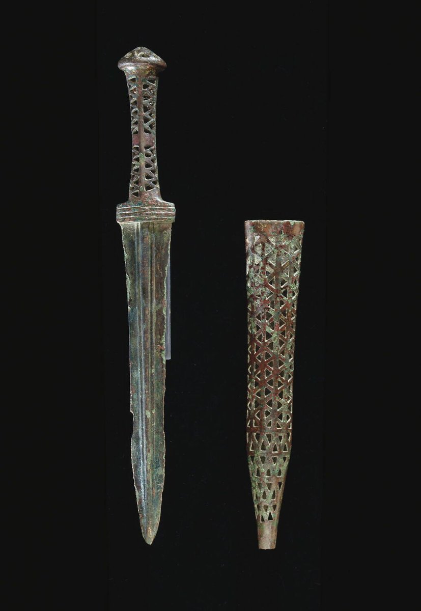 A bronze #Dagger with beautiful openwork hilt and scabbard,

OaL: 11.8 in/30 cm

#Iran, ca. 1000-800 BC, housed at the <a href="/MuseeLouvre/">Musée du Louvre</a>

#weapons #ironage #museelouvre #art #history