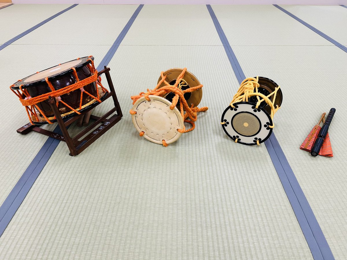 今日の練習風景

3回生が仕舞「橋弁慶」の練習を始めました！
弁慶と牛若丸の戦いの場面を舞うのですが、迫力があってカッコいいです！
11月の学祭で披露します！

そして話は変わりますが…
大鼓をOBさんから寄贈して頂き、
楽器が全て揃いました👏
さらに活動の幅が広がりそうです✨