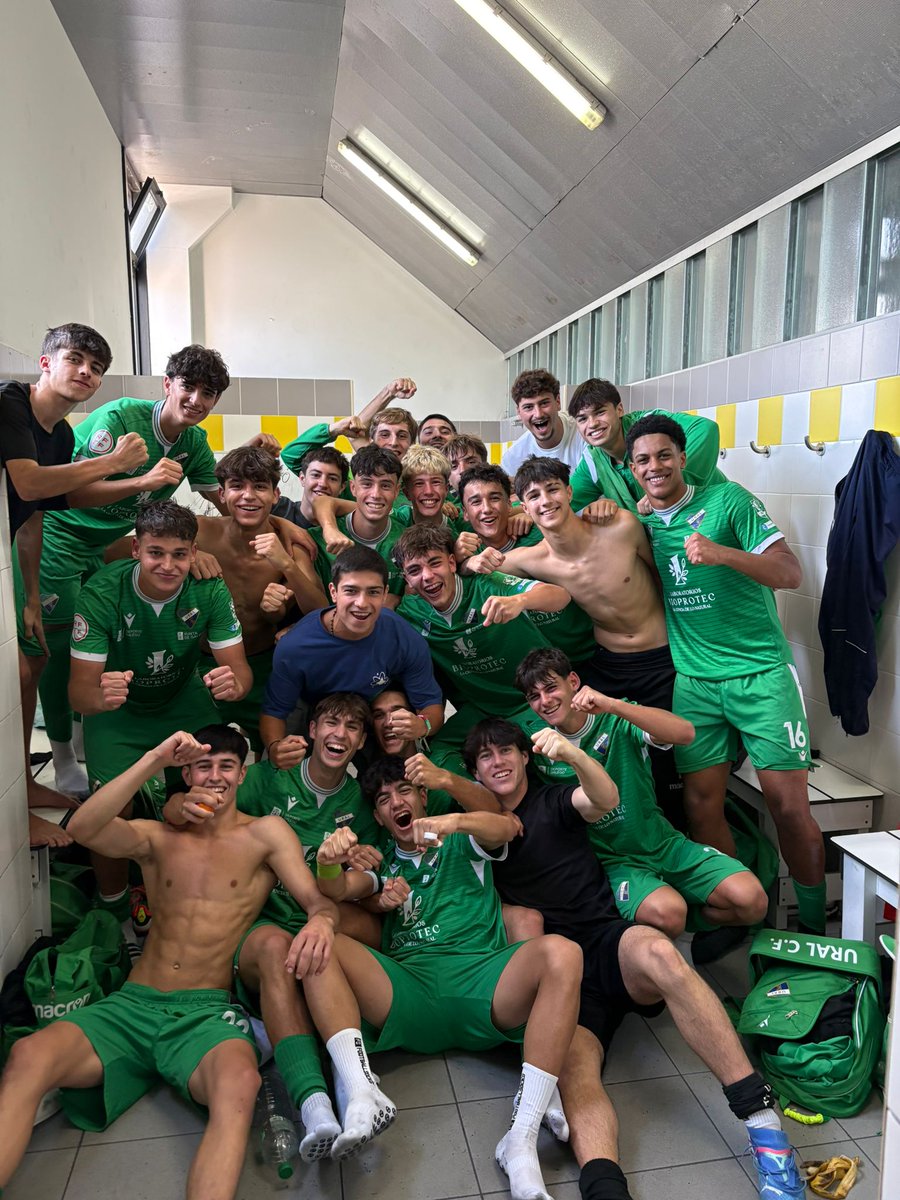 UralEspanol's tweet photo. #JuvenilLN 2-0 @UDOurense2014
Alfonso ⚽⚽
#greenmonster #somosverdes💚 #futboljuvenil #dalequehaylio https://t.co/qPYWD8WfbE