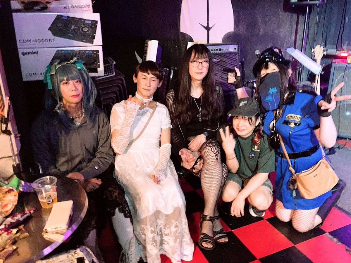 KAZUKI企画新宿UNDERGROUND Azzitto1224でのハナモゲラのライブありがとうございました✨カズキさんはアクシデントで出演出来ず残念でしたが対バンの皆さんカッコ良くて楽しかったです。私達は面白いバンドらしいwそして私は不思議な人みたい🤭不思議ちゃんキャラで行こうかしら？
