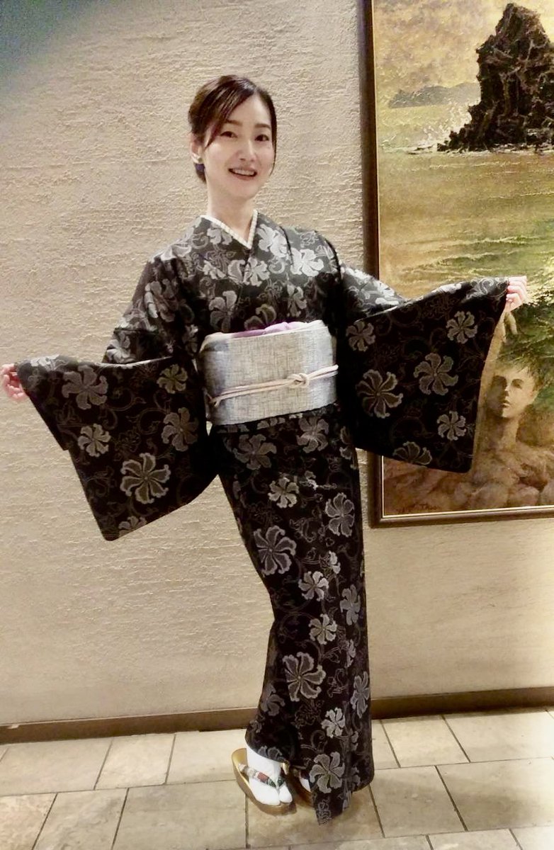 るね♪です❣️ 【着物と帯 時流】オ24306◆本場大島紬◆7マルキ 証紙あり】恵大島 本場泥大島紬7マルキ 袷 黒茶 身丈160.5裄63