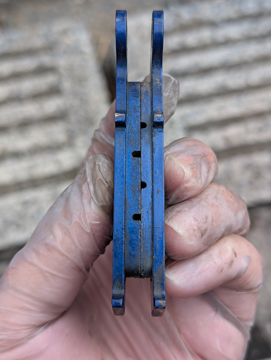 Fox_now's tweet image. #CRF250RALLY(#CRF250ラリー)、Rブレーキパッドの交換は今回が初。初期装着の #NISSIN のは45000kmの走行で押し側が残り4.3mm・受け側が残り3.2mmぐらいでした(1・3枚目)。

新装着の #brembo は押し受け両側とも7mm(2・4枚目)。

少し走ったけどまだまだ効かず。最終的にどんな効き具合になるかな🤔