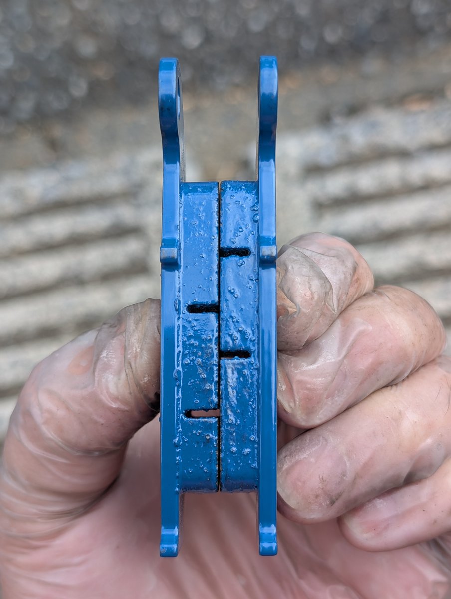 Fox_now's tweet image. #CRF250RALLY(#CRF250ラリー)、Rブレーキパッドの交換は今回が初。初期装着の #NISSIN のは45000kmの走行で押し側が残り4.3mm・受け側が残り3.2mmぐらいでした(1・3枚目)。

新装着の #brembo は押し受け両側とも7mm(2・4枚目)。

少し走ったけどまだまだ効かず。最終的にどんな効き具合になるかな🤔