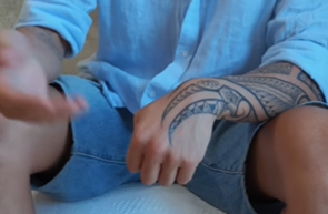 ウイグルの動画をアップしてから２か月間消息不明だったyoutuber、Bappa Shotaさんが自身の無事を伝える動画を更新。 
しかし、視聴者から続々と違和感や不安のコメントが寄せられる。

  5:18 SOSのハンドサイン 

 #BappaShota