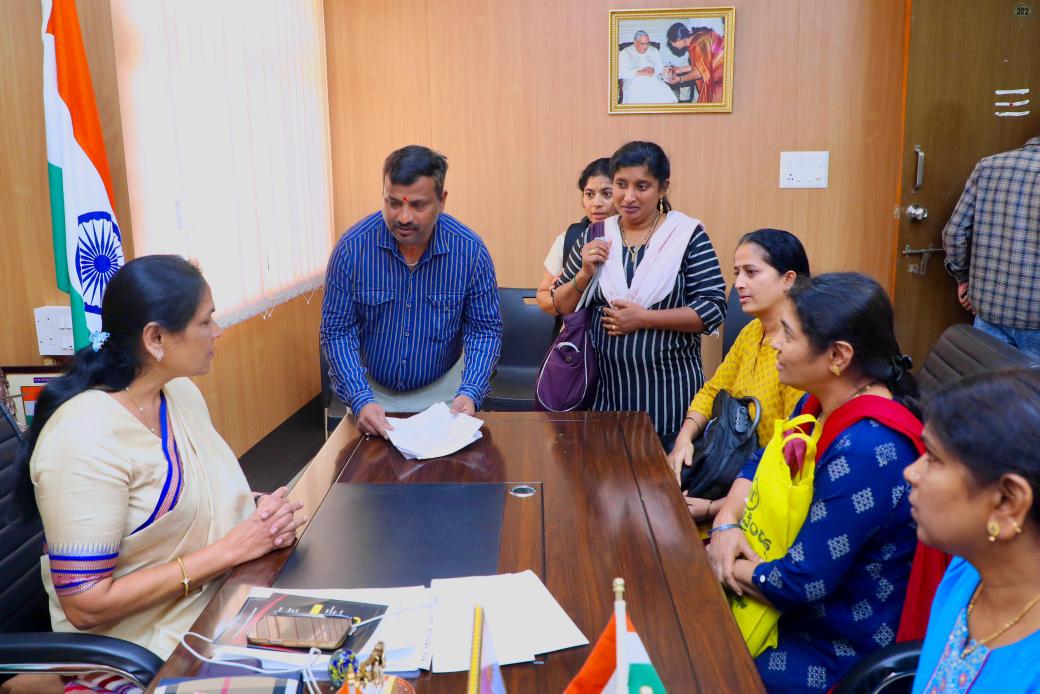ShobhaBJP's tweet photo. ಮಲ್ಲೇಶ್ವರದ ಸಂಸದರ ಕಚೇರಿಯಲ್ಲಿಂದು ಸಾರ್ವಜನಿಕರ ಅಹವಾಲು ಅಹವಾಲು ಆಲಿಸಿ, ಅವರ ಕುಂದು-ಕೊರತೆಗಳಿಗೆ ಸ್ಪಂದಿಸಲಾಯಿತು.
Met with my constituents at our MP office in Malleshwaram and addressed their grievances and concerns.
#SKInConstituency https://t.co/B7MGcpHkZ0