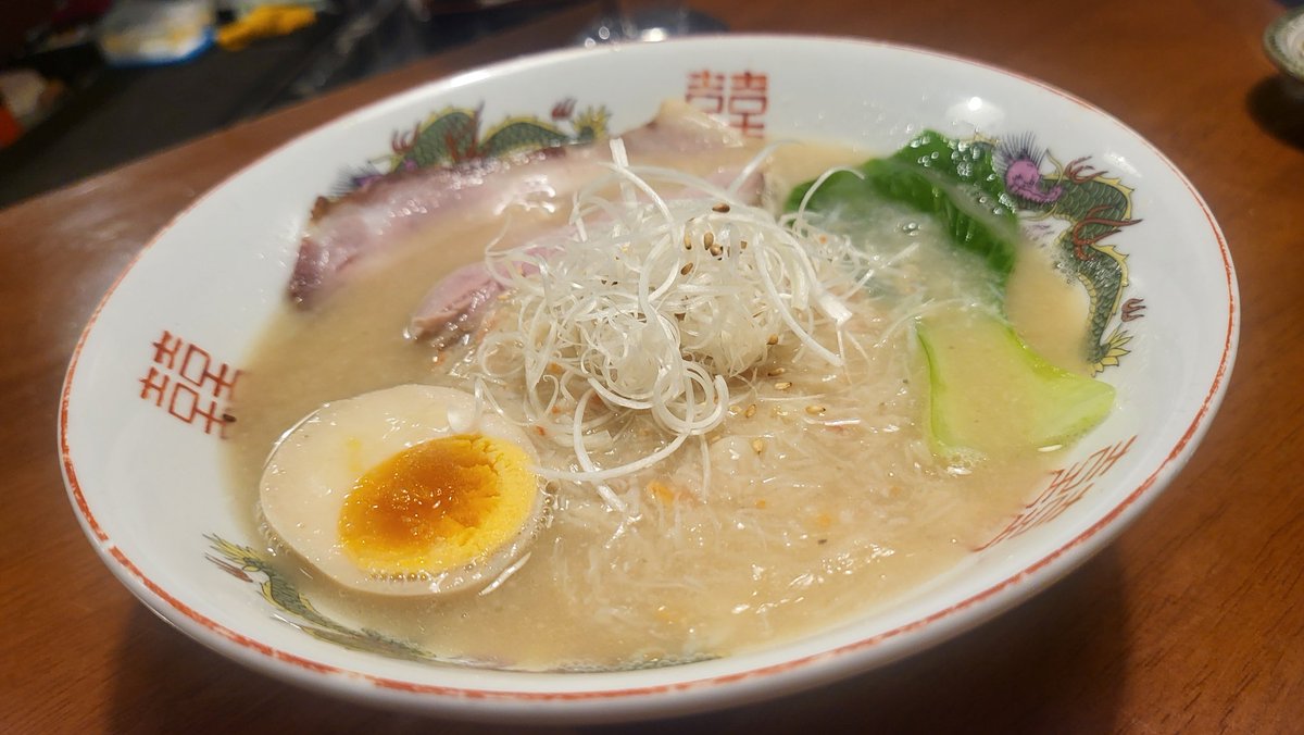watarujin1110's tweet photo. ズワイガニパイタン塩ラーメン500THB(VAT, ｻ料別)
#KenjisLab@Khlong Tan
〆はズワイカニの濃厚白湯らーめん。カニ身もたっぷり入ってる。麺は中細ストレート。ツルモチです。青梗菜がアクセントに良く壎香がするチャーシューと味玉も👍美味しく完飲完食。最後にアイスコーヒー☕
#バンコク
#らーめん https://t.co/9gREhOAYp6