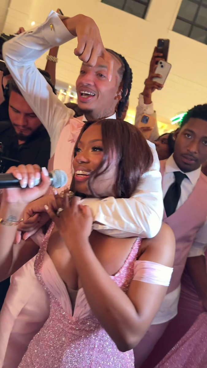 ComplexCut's tweet image. Everything about #Monaleo and #Stunna's wedding is a fairytale. From their magical pink garments and flowers to their unbridled love and devotion. They are meant for each other and married with their souls. He couldn't stop crying at the sight of her beauty. #Stunna4Leo