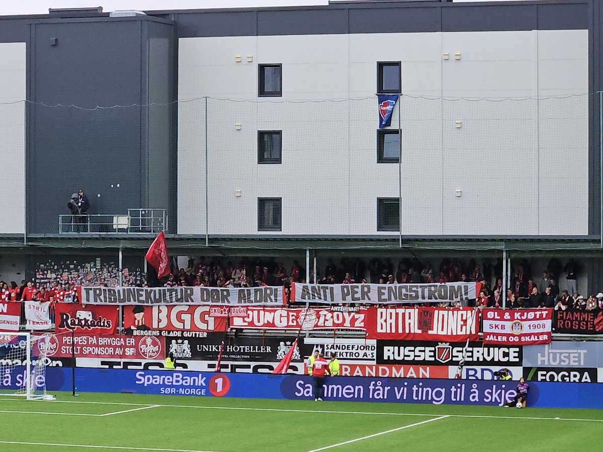 Kjetil_B's tweet image. Brann-supporterne med melding.