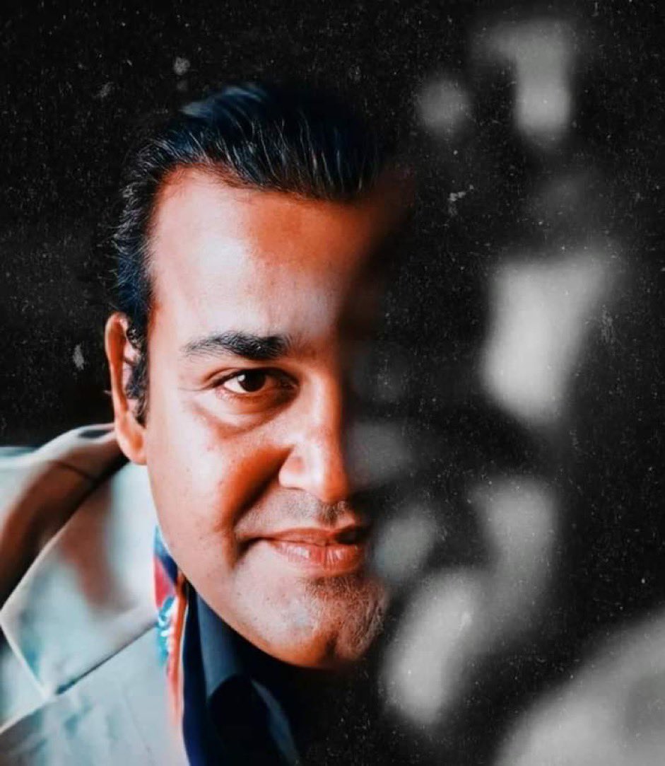 രണ്ട് ഡിഫറന്റ് സ്റ്റേറ്റ്സിലെ
ഒഫീഷ്യൽ ഫിലിം അവാർഡ്സ്
നാഷണൽ ഫിലിം അവാർഡ് 
ഫിലിം ഫെയർ അവാർഡ് 
ദാദാ സാഹിബ് ഫാൽക്കെ അവാർഡ് 

എല്ലാം കൂടി ഉള്ള കോമ്പിനേഷൻ പുള്ളിക്ക് മാത്രം