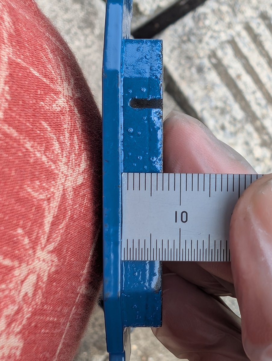 Fox_now's tweet image. #CRF250RALLY(#CRF250ラリー)、Rブレーキパッドの交換は今回が初。初期装着の #NISSIN のは45000kmの走行で押し側が残り4.3mm・受け側が残り3.2mmぐらいでした(1・3枚目)。

新装着の #brembo は押し受け両側とも7mm(2・4枚目)。

少し走ったけどまだまだ効かず。最終的にどんな効き具合になるかな🤔