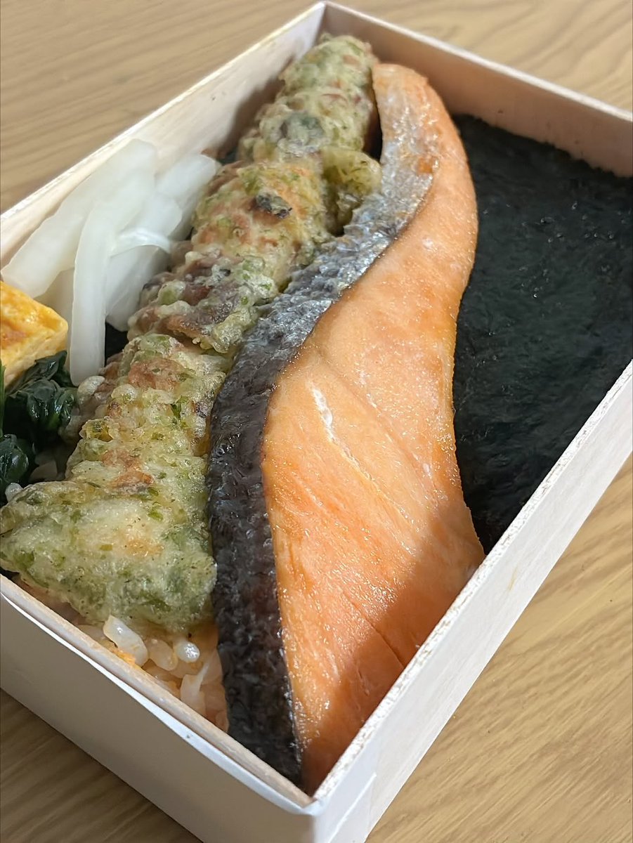 美味しいと噂のお弁当🍱
品川駅の改札内にあるので、乗換のタイミングで買うことができます🙆‍♂️

噂になるだけあって満足度が高いです！
都内や横浜に数ヶ所あるので、旅のお供にぜひどうぞ🚃

#エキュート品川店
#刷毛じょうゆ海苔弁山登り 
#海苔弁山登り
#品川駅
#株式会社task
#大島佑介
