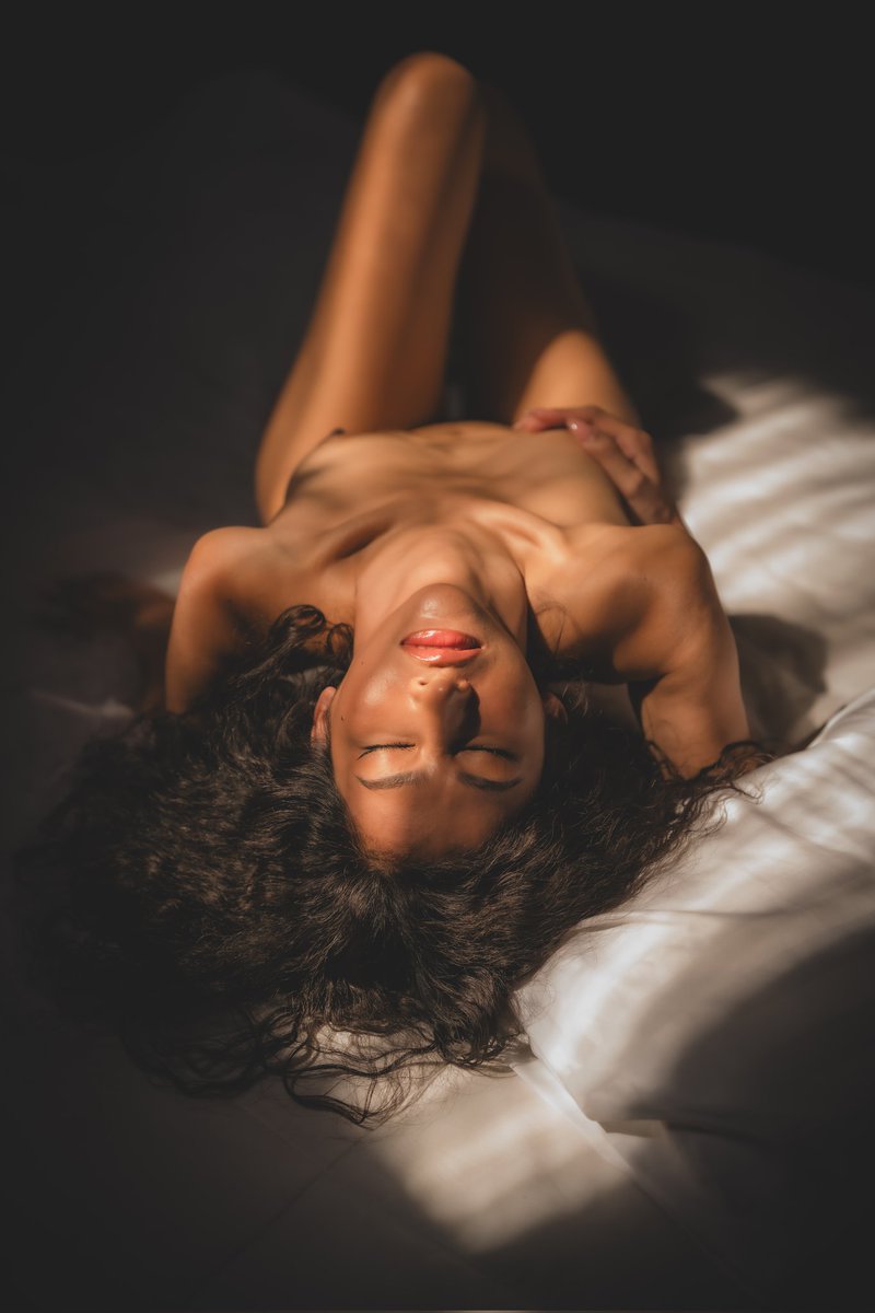 Nomadic_stills's tweet photo. Honored to share some of my first nude work with the amazing Nikki. We shot this back in December 2022, and it was a pivotal moment for me as an artist in my transition from street photography. Hope you enjoy it as much as I do. #photography #art #nudeart #boudoir #femaleform https://t.co/drxjbytdmX