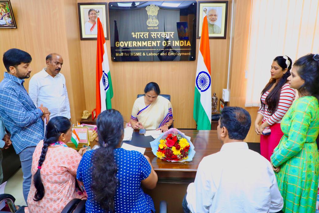 ShobhaBJP's tweet photo. ಮಲ್ಲೇಶ್ವರದ ಸಂಸದರ ಕಚೇರಿಯಲ್ಲಿಂದು ಸಾರ್ವಜನಿಕರ ಅಹವಾಲು ಅಹವಾಲು ಆಲಿಸಿ, ಅವರ ಕುಂದು-ಕೊರತೆಗಳಿಗೆ ಸ್ಪಂದಿಸಲಾಯಿತು.
Met with my constituents at our MP office in Malleshwaram and addressed their grievances and concerns.
#SKInConstituency https://t.co/B7MGcpHkZ0