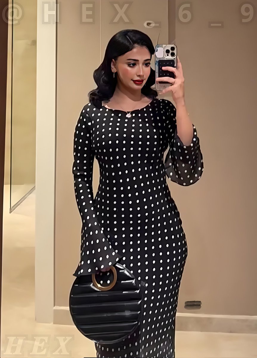 ابدا مسائك على جسم العظيمة لانا لا تتامل في جسمها كثير لأنك راح تبدا تخرخر بدون ما تحس 🔥💦
