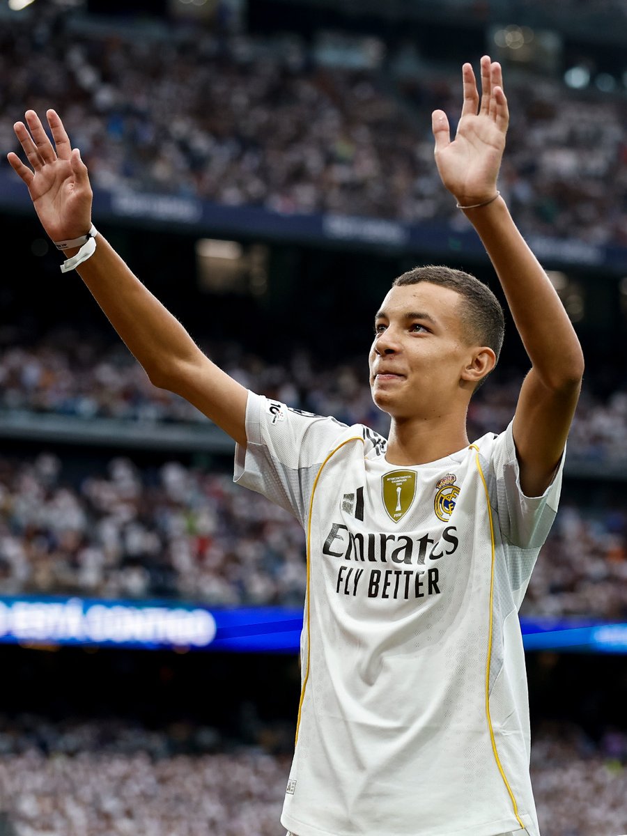 👏🇲🇦 ضربة شرفية مؤثرة للطفل المغربي عبد الرحيم أوحيدا في مباراة-ريال مدريد إسبانيول.