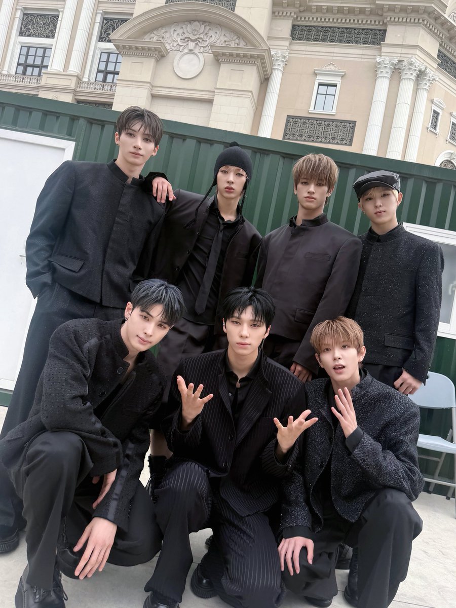 NEXZ_official's tweet image. [#TMA]

NEX2Y 덕분에 올해에도 TMA에 참석했고, 글로벌 핫트렌드 상까지 수상할 수 있었습니다 🫶

KPOP 다크호스로서 앞으로 더 좋은 모습과 더 멋진 퍼포먼스로 보답하는 NEXZ가 되겠습니다 🔥

늘 함께해 주는 NEX2Y 다시 한번 너무 고마워요🖤

#NEXZ 
#2025TMA