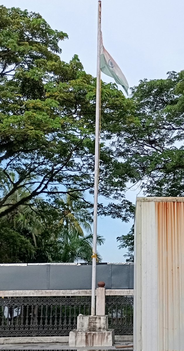 It's saddening to see the deplorable state of our national flag hoisted at the Indian Naval Maritime Museum in #kochi, the HQ of <a href="/indiannavy/">SpokespersonNavy</a> Southern Command. The #tricolour is totally faded, unattended. Replace it immediately.  <a href="/DefenceMinIndia/">रक्षा मंत्री कार्यालय/ RMO India</a> <a href="/CMOKerala/">CMO Kerala</a> <a href="/IndiannavyMedia/">IN</a>