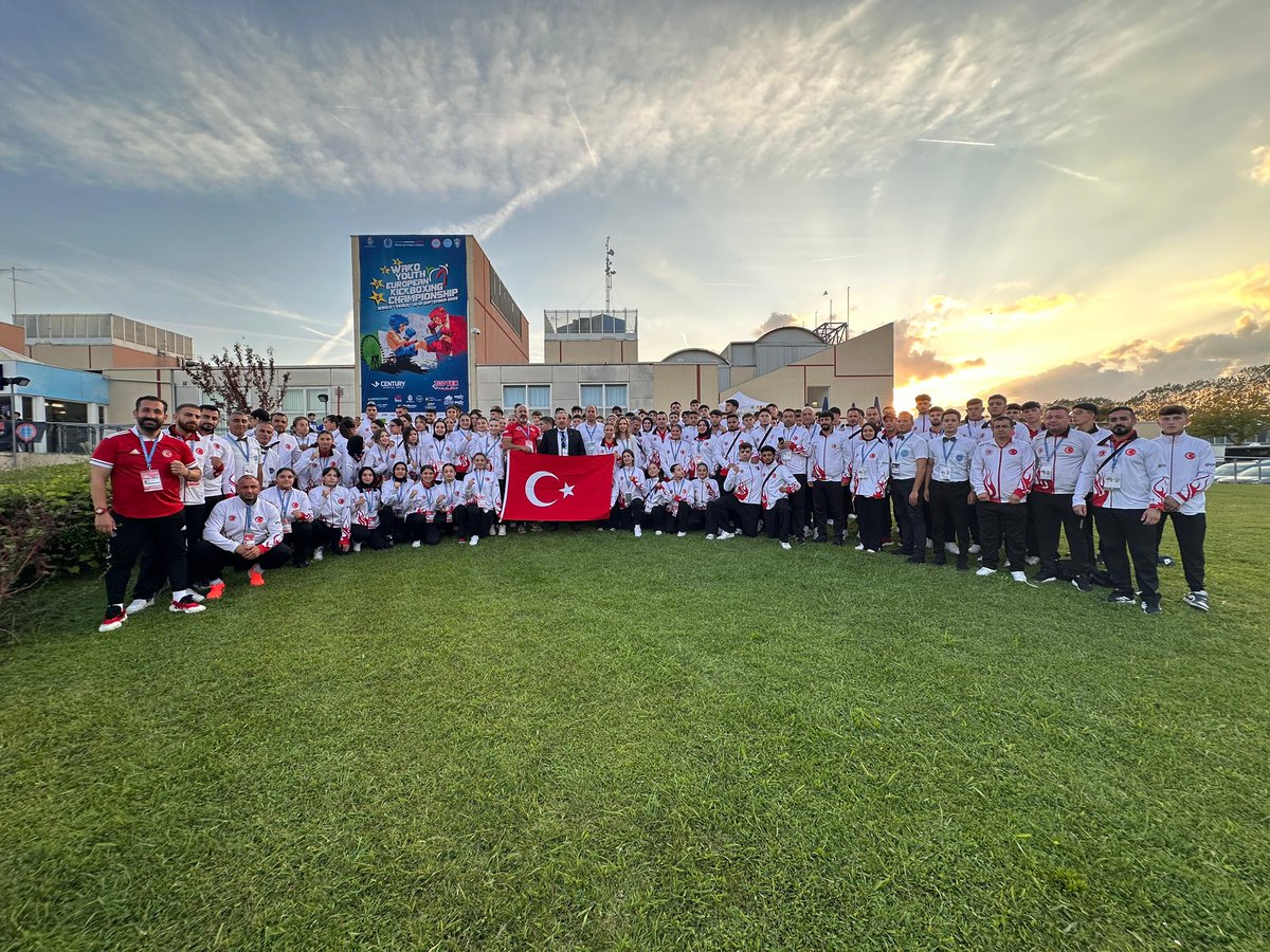 İtalya’nın Jesolo kentinde 12-21 Eylül 2025 tarihleri arasında düzenlenen WAKO Avrupa Gençler Kick Boks Şampiyonası, Avrupa’nın en prestijli organizasyonlarından biri olarak büyük bir heyecana sahne oldu. Türkiye Kick Boks Milli Takımımız, şampiyonaya güçlü ve kararlı bir kadro