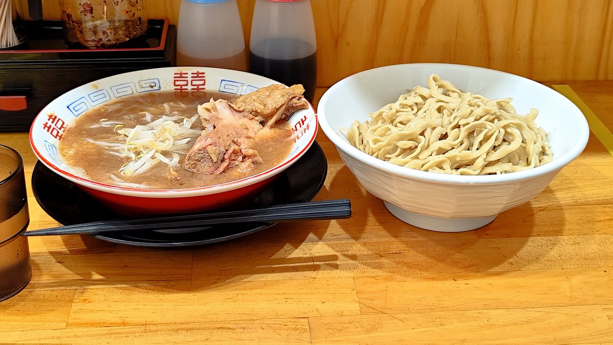 gontourist's tweet photo. しばらくぶりに武蔵新城のラーメン屋へ
麺屋　小金さんへ
深夜まで開いているのが良い。

今日は涼しかったのでラーメンで良いかと思ったが、いつものごとくつけ麺に。
にんにくを少し入れてもらったがちょうどよい。

美味し��いただき、満腹満足。

#麺屋小金
#武蔵新城ラーメン https://t.co/EiuyJjK8rv