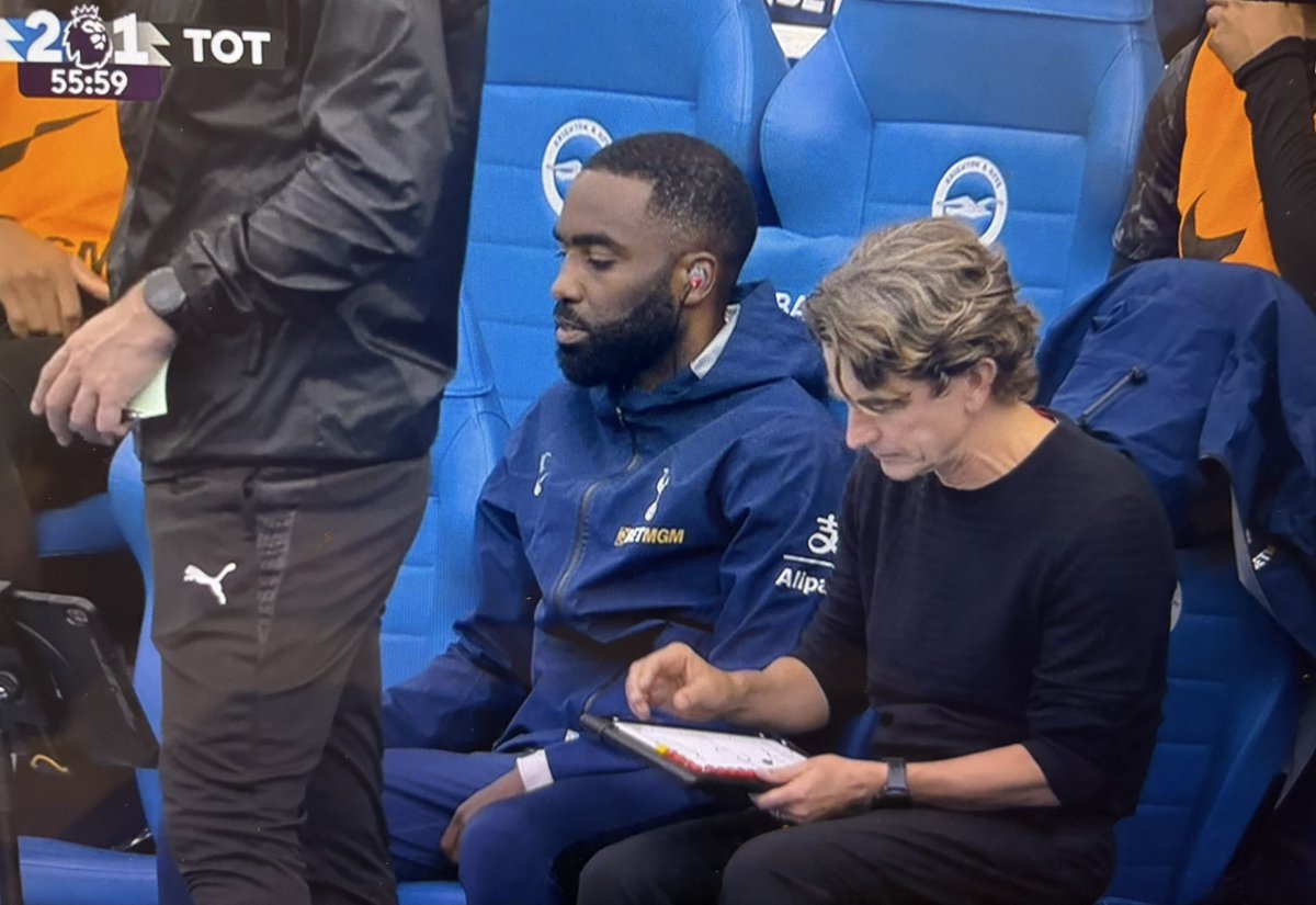 colinmufc2's tweet image. Thomas Frank using a magnetic tactics board

How embarrassing