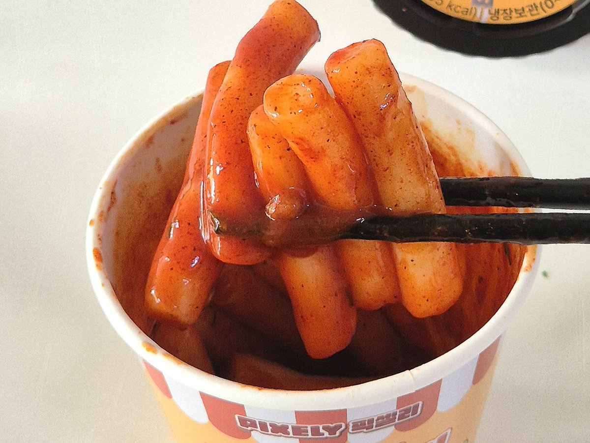[#편의점신상 ] 픽셀리 매콤떡볶이 (2,500원)
쫄깃한 떡 식감에 달달한 소스!
약간 라볶이 같은 느낌이 있습니다

매운맛은 전혀 느낄 수 없었던 꽤괜 떡볶이입니다

#픽셀리떡볶이 #픽셀리 #떡볶이