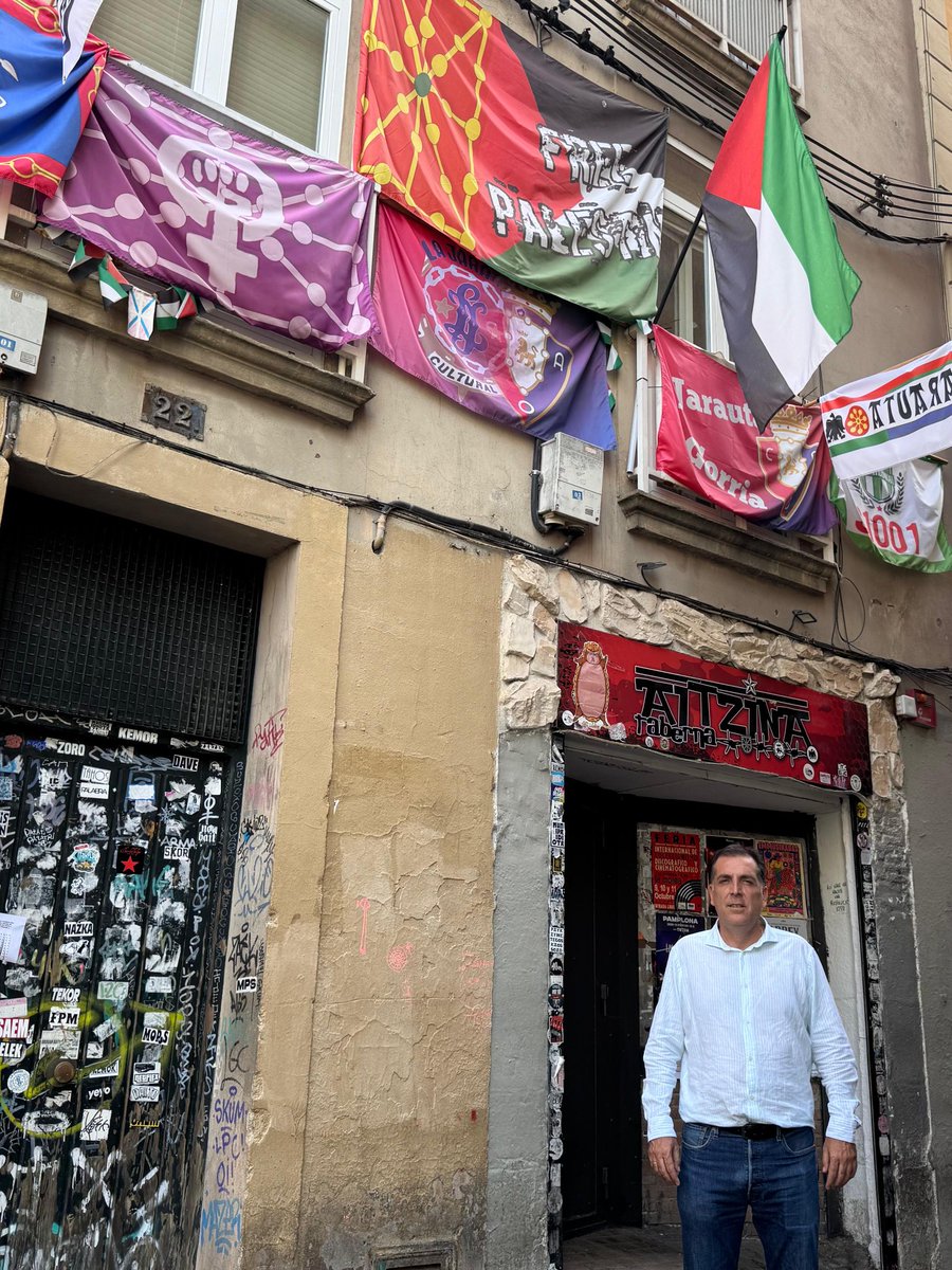 Después de estar en Castejón escuchando a los vecinos hartos de los problemas que genera la inmigración ilegal masiva, ya paseamos por Pamplona. No pongo esta foto por nada, es que unos tipos nos dijeron que por esa calle no podíamos pasar sin escoltas y sí, sí que se podía.