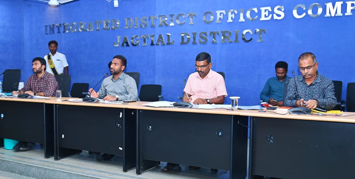 అంగన్వాడీ, భవిత సెంటర్ నిర్మాణాలు త్వరగా పూర్తిచేయాలి.

•మహాత్మాగాంధీ జాతీయ గ్రామీణ ఉపాధి హామీ పథకం (ఈజిఎస్), ఎస్డిఆర్ఎఫ్ నిధులతో మంజూరైన పనులను సకాలంలో పూర్తిచేయాలి : జిల్లా కలెక్టర్ బి. సత్యప్రసాద్

శనివారం జిల్లా కలెక్టరేట్ ఆడిటరియంలో గ్రామ పంచాయతీ భవనాలు, అంగన్వాడీ