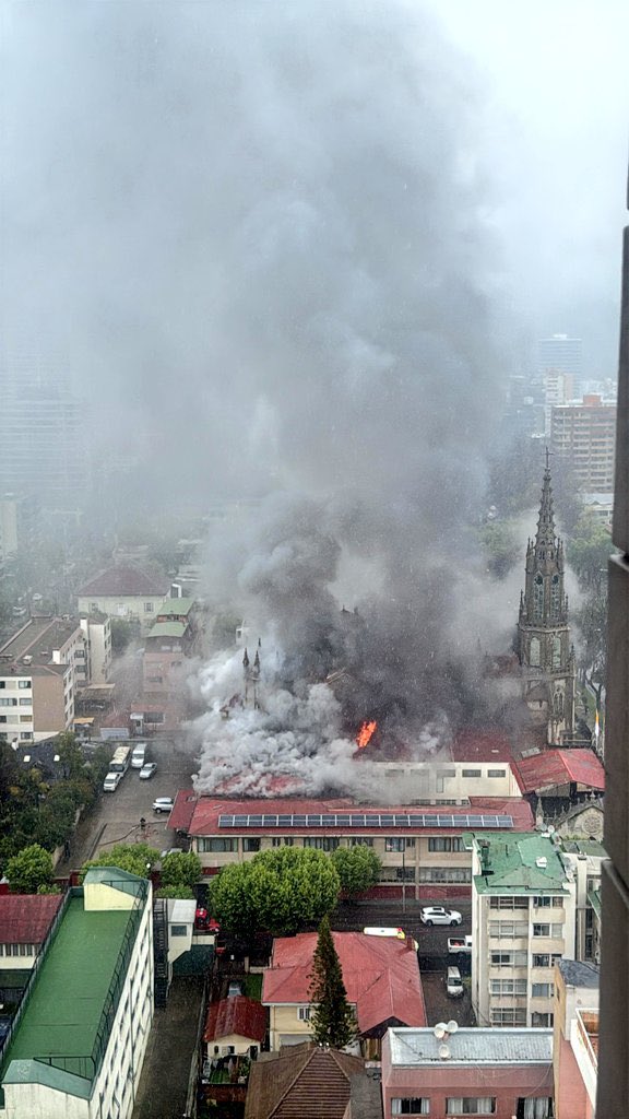 Se está quemando la Iglesia de Las Carmelitas en Viña del Mar