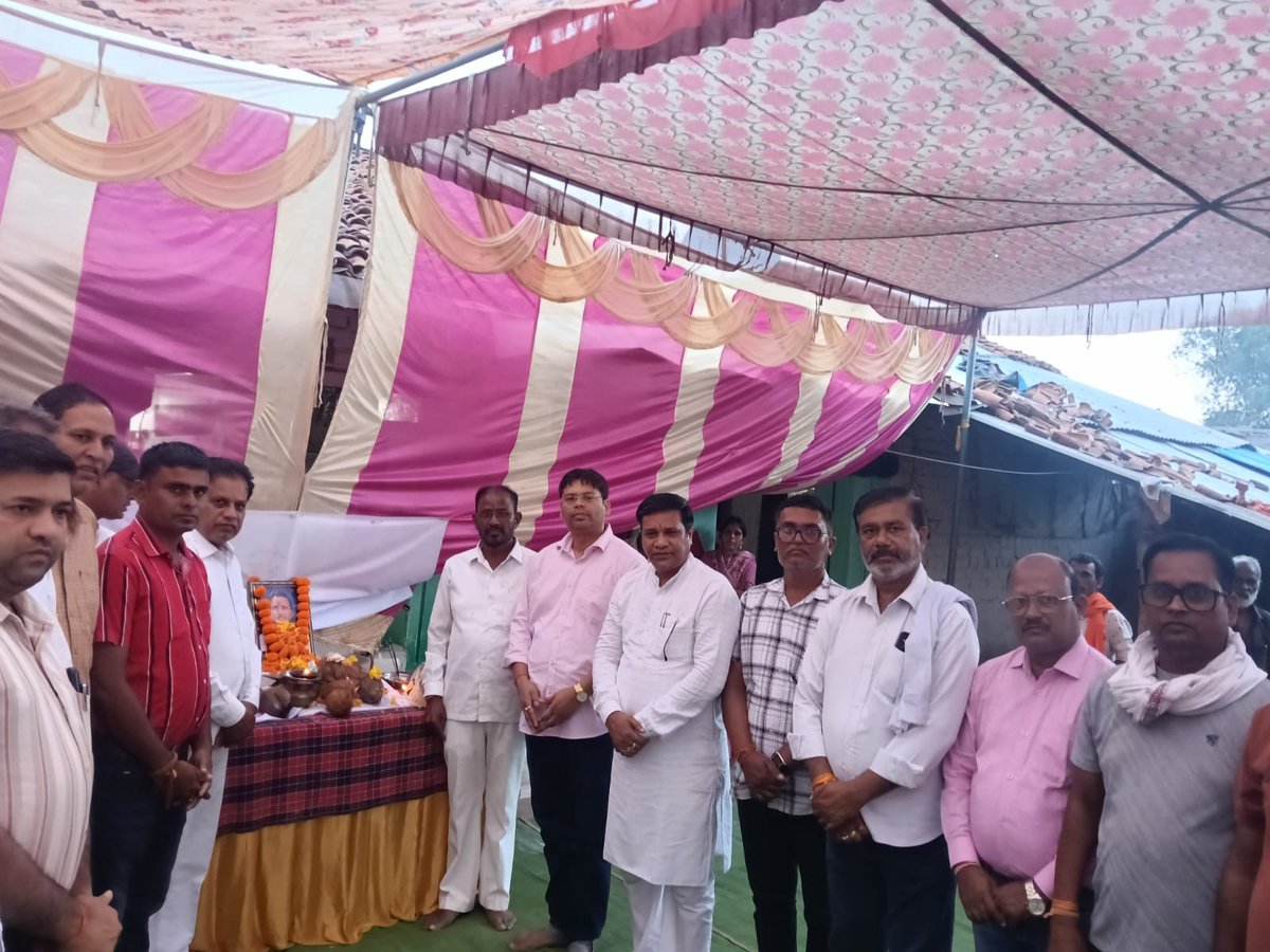 BSBaghelINC's tweet photo. आज ग्राम बघेरा के कर्मठ वरिष्ठ कार्यकर्त्ता स्व. परघनिया राम साहू जी एवं ग्राम घुमका के वरिष्ठ कांग्रेसी
स्व. टुमलाल वर्मा जी के दशगात्र कार्यक्रम में शामिल होकर कर विनम्र श्रद्धांजलि अर्पित किया। https://t.co/VH2aeetgkk