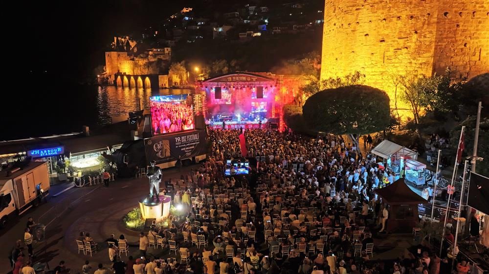 🎤 Alanya Uluslararası Caz Festivali iptal edildi

Alanya Belediyesi tarafından 25–28 Eylül günlerinde Kızılkule Meydanı’nda gerçekleştirilmesi planlanan 20. Alanya Uluslararası Caz Festivali de bölgede yaşanan büyük orman yangınları nedeniyle iptal edildi.
