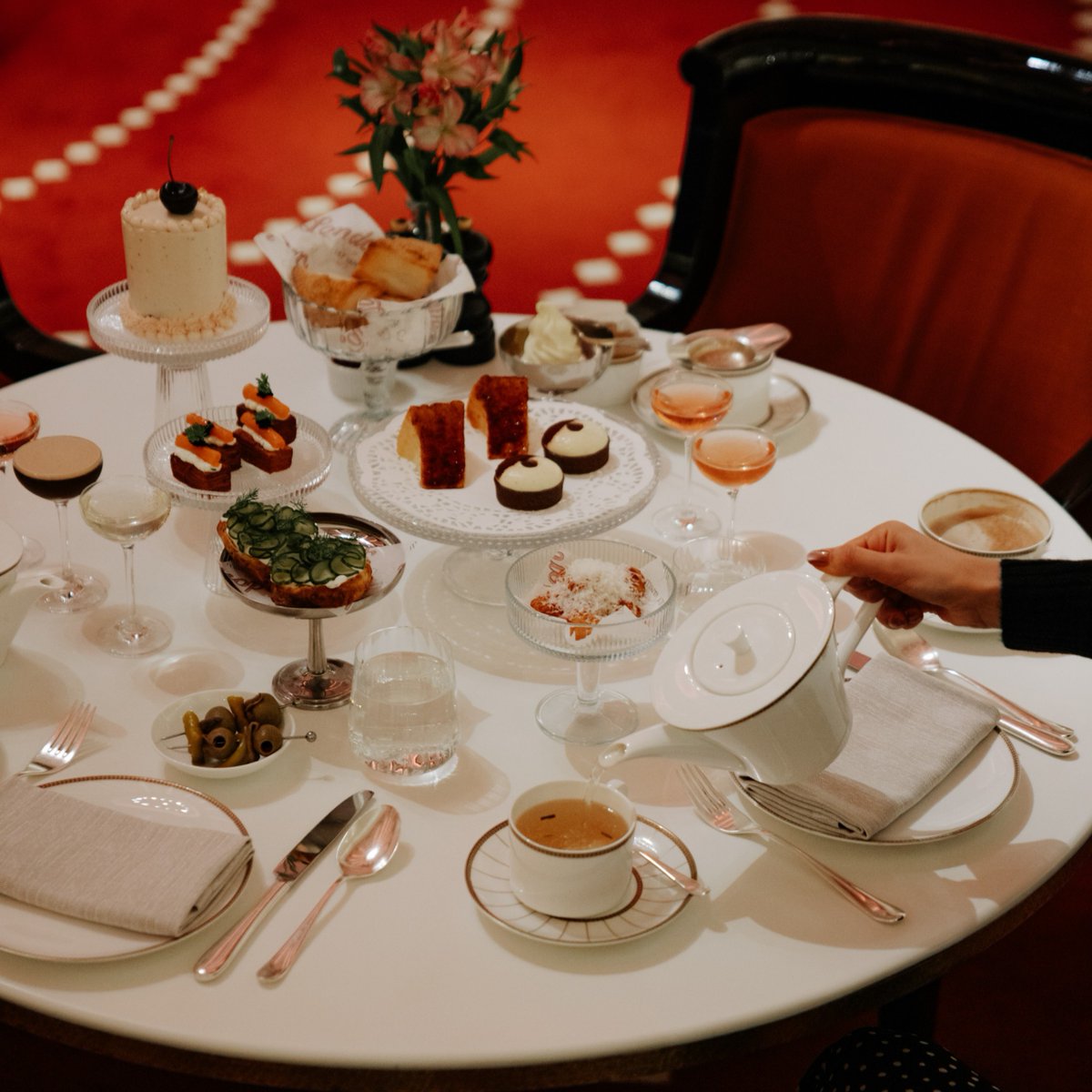 FSTowerBridge's tweet image. What the perfect weekend stay looks like in the City of London ✨ 

From a modern take on afternoon tea, to a relaxing Sunday at our award winning spa, we have something for everyone to enjoy! 

📸 @/meirr

#fstowerbridge #towerbridge #cityoflondon #fourseasons #londonhotels