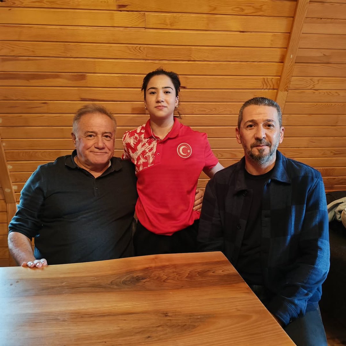 BUEK Başkanımız Sn. Enver YÜCEL, Bilek Güreşi Kategorisinde 4. kez Dünya Şampiyonluğu'nu ilan eden okulumuz öğrencisi Deva DÜBÜŞ'ü kabul etti. 

Misafirperverliği için BUEK Başkanımız Sn. Enver YÜCEL'e teşekkür ederiz.