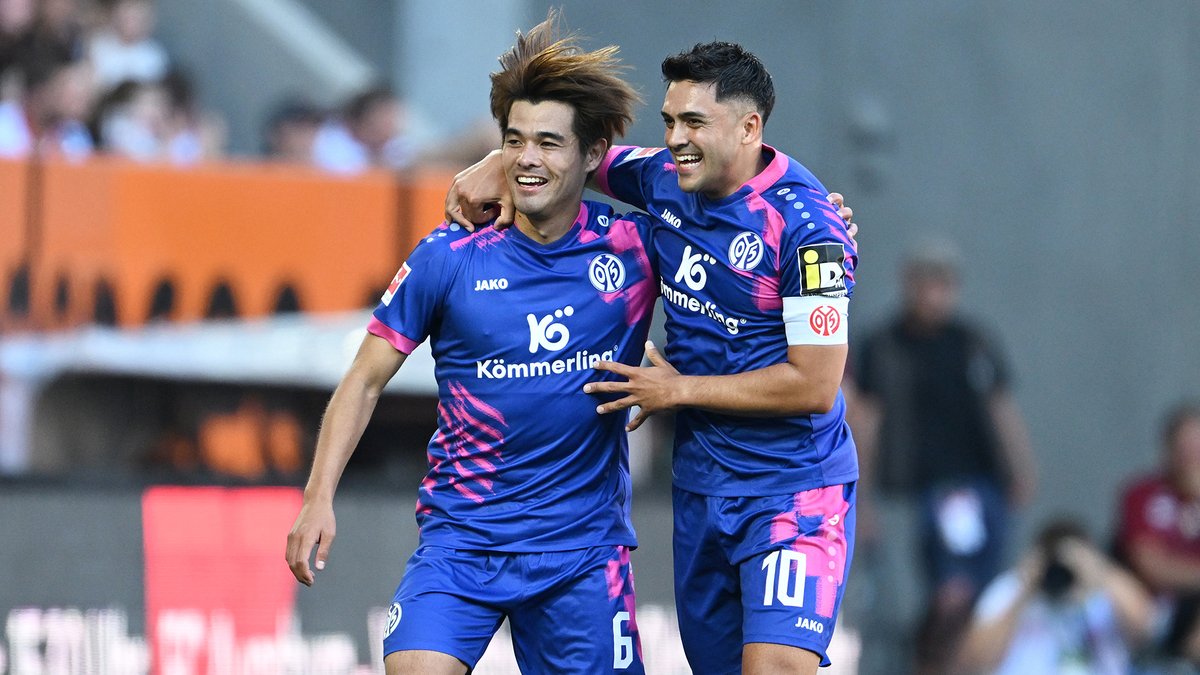 GoalJP_Official's tweet photo. 🇯🇵 佐野がブンデス初ゴール＆初アシスト！ 🇩🇪

強烈ミドルで先制点を奪えば、独走カウンターからのアシストで数的不利のチームを救う！

佐野海舟が計3ゴールに絡む大活躍でマインツの今季ブンデスリーガ初勝利の立役者に。川﨑颯太はベンチ外。

アウクスブルク 1-4 マインツ https://t.co/PUYEibHoY3