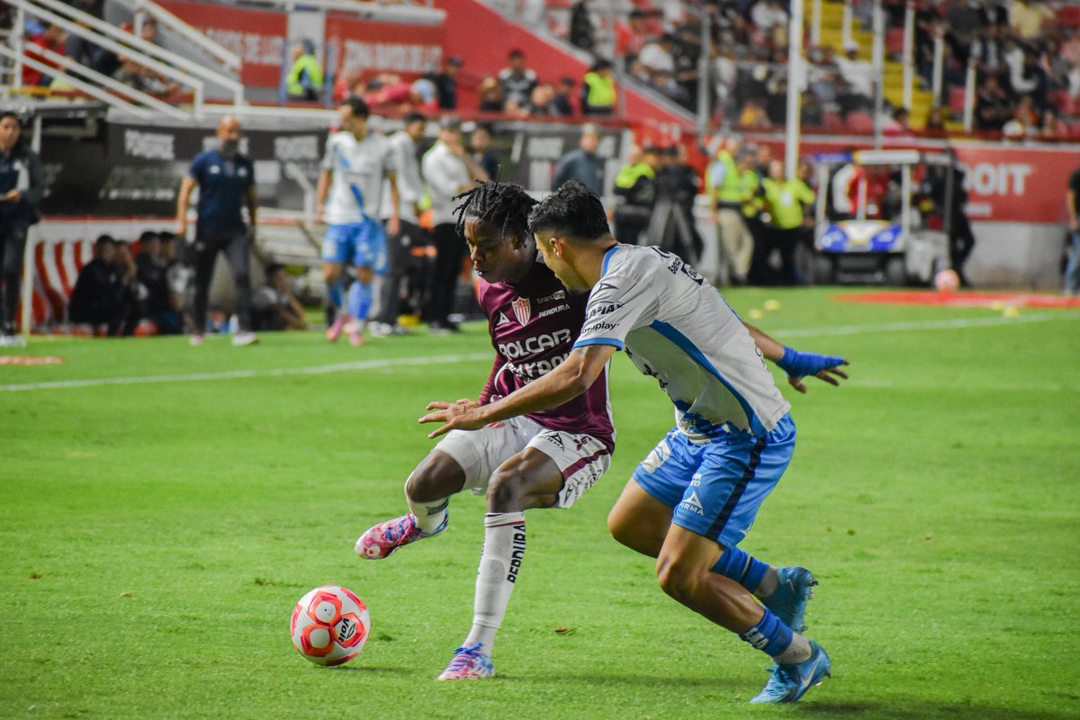 entrebalones_mx's tweet photo. Para la segunda mitad, Puebla mostró más ambición e intentó encontrar el empate, pero se topó con una defensa bien plantada. El Necaxa, por su parte, retomó la iniciativa con algunos ajustes tácticos, aunque sin ofrecer un juego que conectara con su afición. https://t.co/mRjyZTmoix