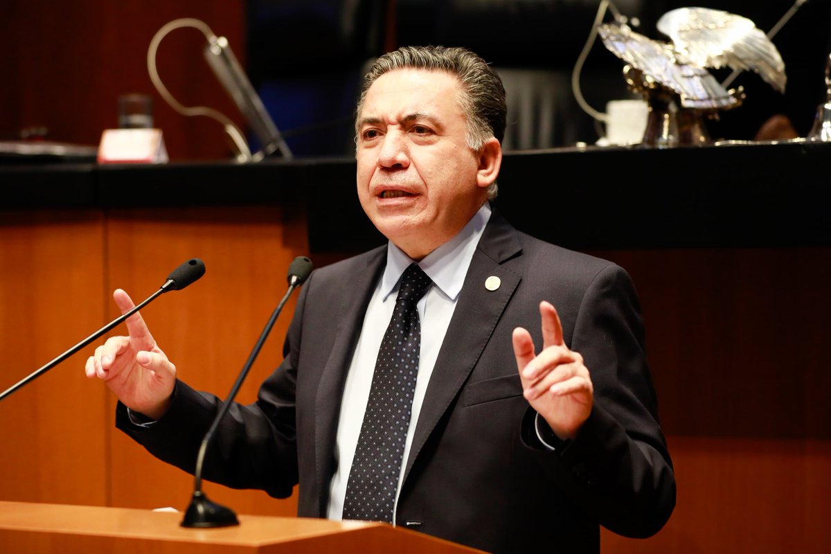 Juan_OrtizMX's tweet photo. 🗳📌 REFORMA AL AMPARO NECESITA CORRECCIONES: SENADOR DE MORENA

La presidenta Claudia Sheinbaum presentó una reforma al juicio de amparo.

Ese recurso es el que usamos los ciudadanos para defendernos de actos de la autoridad.

Enrique Inzunza (Morena) aceptó que la iniciativa tiene problemas, según La Jornada.

Dijo que “requiere ajustes e incluso correcciones”.

📍 El punto más polémico es el “interés legítimo”.

Hoy permite que no solo el afectado directo, sino también terceros con un interés real, puedan promover amparo. 

La iniciativa podría volverlo más restrictivo.

📍 Otro tema es la inejecución de sentencias.

Se plantea que un funcionario no tenga responsabilidad penal si demuestra que le era imposible cumplir con un amparo. 

Para críticos, esto abre la puerta a la impunidad.

📍 Inzunza pidió parlamento abierto o al menos un conversatorio con especialistas y litigantes.

La intención sería aclarar dudas y evitar que la reforma parezca regresiva.