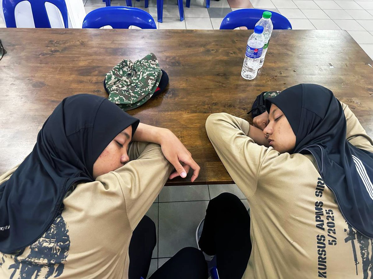 wannahmzh's tweet photo. Two more Sunday till the new semester begin and my mind still here 💔☹️ https://t.co/KLz4Jrss4p