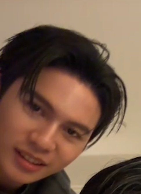 earthmixhanger's tweet photo. william is such a mood pls 😭😭😭one minute he's attacking the camera, then he's holding his shoulder and next minute he's on top of Est lol all along est is his subtitle lol best live ever 😭😭

WILLIAMEST 1ST IN TAIPEI
#WilliamEst1stFMTaipei #WilliamEst https://t.co/j6qniH4jvV