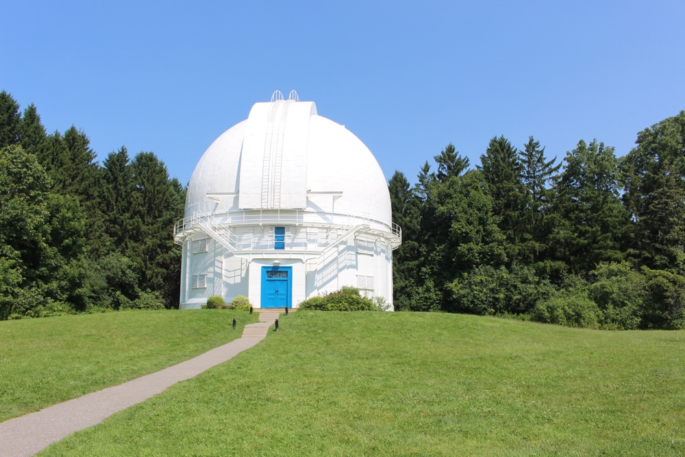 Calling all astronomy lovers! The David Dunlap Observatory in Richmond Hill is Canada’s largest observatory and a National Historic Site. It’s been home to cool astronomical discoveries and continues to draw visitors every year. What’s your fav spot to check out the night sky?🔭