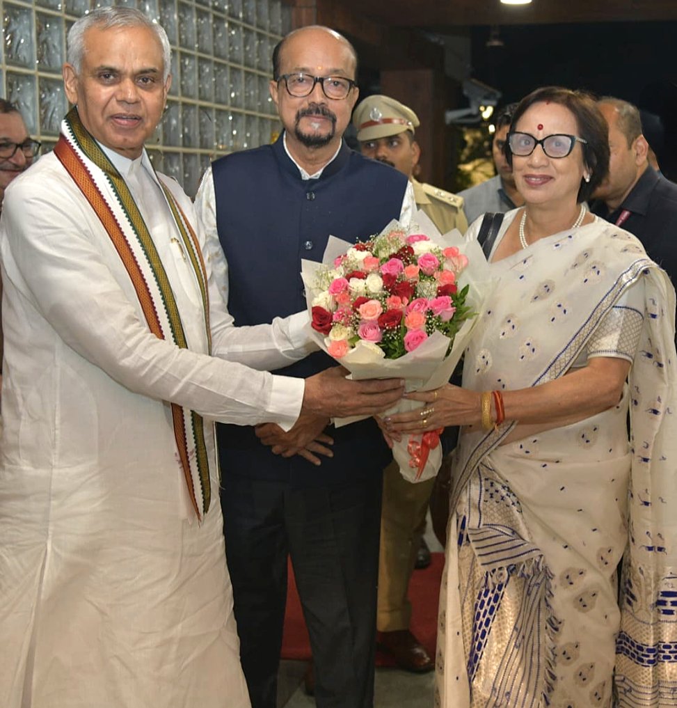 छत्तीसगढ़ के राज्यपाल श्री रमेन डेका जी का राजभवन, गांधीनगर में आत्मीय स्वागत कर अत्यंत प्रसन्नता हुई।

श्री रमेन डेका जी का सम्मान एवं अभिनंदन किया।

गुजरात की पावन धरती से उन्हें सुंदर अनुभवों की सौगात मिले,  यही शुभकामना है।