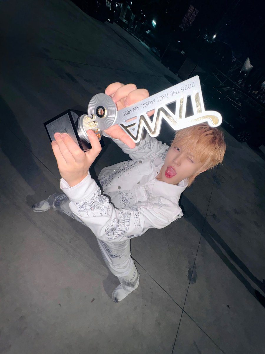 AHOFonWeverse's tweet photo. [092025 📝 #JUWON wrote a post]

🐯: 이런 영광스러운 순간을 우리 포하랑 함께해서 너~~무 행복했어🫶
앞으로는 우리 행복한 추억 더 많이 만들자!

EN: I was sooo happy to share such an honorable moment with our FOHAs🫶
From now on, let’s make even more happy memories together!

#AHOF #아홉 #박주원