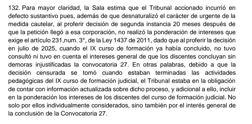 penalista85's tweet photo. ⚖️ Decisión del Consejo de Estado sobre medidas cautelares y concursos de méritos Convocatoria 27 Jueces y Magistrados  (15/09/2025)

La Sección Tercera anuló la medida cautelar del Tribunal Administrativo de Norte de Santander que había ordenado la inscripción extemporánea de una concursante en el IX Curso de Formación Judicial.

🔎 Defectos jurídicos identificados:

1️⃣ Defecto sustantivo y marco normativo inaplicable
El Tribunal desnaturalizó la medida cautelar al aplicar criterios propios de la tutela en un proceso de nulidad y restablecimiento, obviando el estándar reforzado del CPACA. Se introdujo la lógica del amparo inmediato en un escenario diseñado para el control objetivo de legalidad.

2️⃣ Falta de motivación y ausencia de ponderación de intereses
La providencia omitió el análisis exigido por el art. 231.3 del CPACA: la ponderación entre el interés individual de la demandante y el interés general de los discentes por concluir sin dilaciones la Convocatoria 27. El Consejo de Estado subraya que este examen no puede ser retórico: debe ser concreto y explícito.

3️⃣ Desconocimiento del precedente constitucional
Se ignoró la línea de la Corte Constitucional (T-682/2016, entre otras), que delimita el derecho subjetivo a partir de la inclusión en lista de elegibles. La concursante solo tenía una expectativa, insuficiente para fundamentar una medida que alteraba el núcleo del concurso.

4️⃣ Proporcionalidad y efecto disruptivo
La orden permitía que quien no superó la prueba de conocimientos avanzara en igualdad con quienes sí lograron el mínimo, erosionando el carácter eliminatorio de esa etapa. Además, se omitió considerar que el curso ya había concluido sus actividades pedagógicas, quedando únicamente las evaluaciones finales.

5️⃣ Carencia del requisito de urgencia
La decisión fue adoptada 20 meses después de presentada la solicitud, desnaturalizando por completo el carácter urgente de la cautela. El retraso demostró que no existía un perjuicio inminente que justificara la intervención judicial.

6️⃣ Impacto económico y administrativo
El cumplimiento de la orden suponía gastos millonarios y la contratación pública de nuevos bancos de preguntas para un curso ya concluido, hecho certificado por la Escuela Judicial y omitido por el Tribunal. La providencia ignoró los límites de la razonabilidad presupuestal en sede cautelar.

7️⃣ Desconocimiento de terceros afectados
La providencia ignoró el efecto directo en los 1.856 discentes aprobados y en los homologados, cuyos intereses legítimos quedaban postergados. La medida dilataba la lista de elegibles y la provisión de cargos judiciales, lesionando la seguridad jurídica y el principio de igualdad.

⸻

📌 Aporte doctrinal del fallo
El Consejo de Estado consolida tres exigencias para el juez contencioso al decretar cautelares:
•Motivación reforzada y ponderación expresa de intereses individuales y colectivos.
•Respeto estricto a la naturaleza cautelar: urgencia, necesidad y proporcionalidad.
•Consideración sistémica de los efectos económicos, administrativos y sobre terceros.

La sentencia no solo corrige un exceso judicial puntual: sienta un precedente sobre cómo las medidas cautelares deben preservar la coherencia del concurso de méritos y proteger la igualdad de quienes superaron las fases exigidas.
