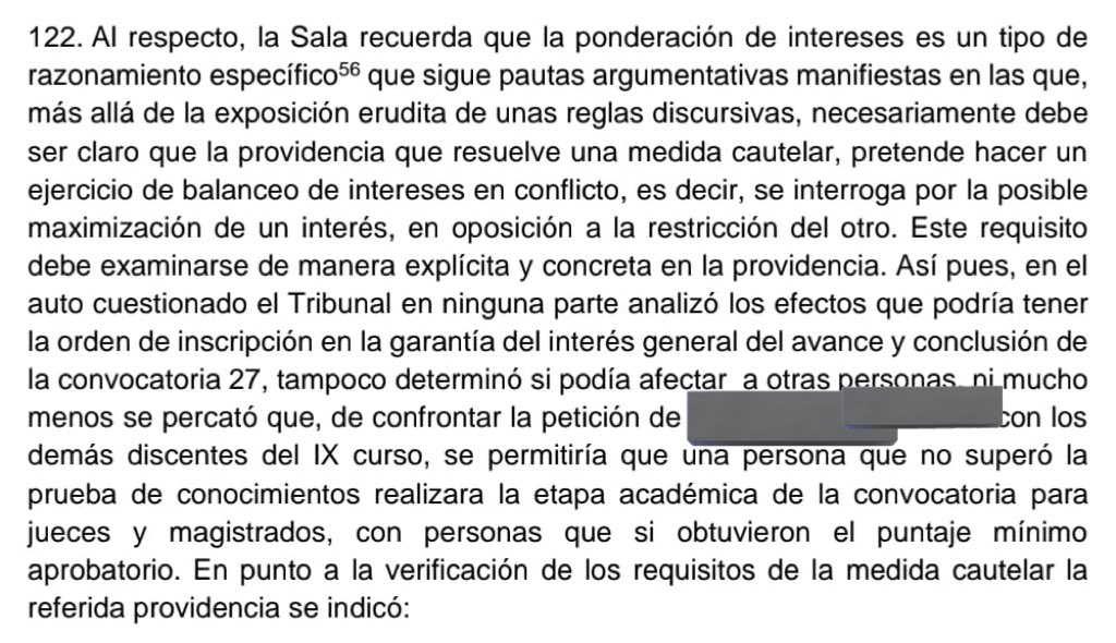 penalista85's tweet photo. ⚖️ Decisión del Consejo de Estado sobre medidas cautelares y concursos de méritos Convocatoria 27 Jueces y Magistrados  (15/09/2025)

La Sección Tercera anuló la medida cautelar del Tribunal Administrativo de Norte de Santander que había ordenado la inscripción extemporánea de una concursante en el IX Curso de Formación Judicial.

🔎 Defectos jurídicos identificados:

1️⃣ Defecto sustantivo y marco normativo inaplicable
El Tribunal desnaturalizó la medida cautelar al aplicar criterios propios de la tutela en un proceso de nulidad y restablecimiento, obviando el estándar reforzado del CPACA. Se introdujo la lógica del amparo inmediato en un escenario diseñado para el control objetivo de legalidad.

2️⃣ Falta de motivación y ausencia de ponderación de intereses
La providencia omitió el análisis exigido por el art. 231.3 del CPACA: la ponderación entre el interés individual de la demandante y el interés general de los discentes por concluir sin dilaciones la Convocatoria 27. El Consejo de Estado subraya que este examen no puede ser retórico: debe ser concreto y explícito.

3️⃣ Desconocimiento del precedente constitucional
Se ignoró la línea de la Corte Constitucional (T-682/2016, entre otras), que delimita el derecho subjetivo a partir de la inclusión en lista de elegibles. La concursante solo tenía una expectativa, insuficiente para fundamentar una medida que alteraba el núcleo del concurso.

4️⃣ Proporcionalidad y efecto disruptivo
La orden permitía que quien no superó la prueba de conocimientos avanzara en igualdad con quienes sí lograron el mínimo, erosionando el carácter eliminatorio de esa etapa. Además, se omitió considerar que el curso ya había concluido sus actividades pedagógicas, quedando únicamente las evaluaciones finales.

5️⃣ Carencia del requisito de urgencia
La decisión fue adoptada 20 meses después de presentada la solicitud, desnaturalizando por completo el carácter urgente de la cautela. El retraso demostró que no existía un perjuicio inminente que justificara la intervención judicial.

6️⃣ Impacto económico y administrativo
El cumplimiento de la orden suponía gastos millonarios y la contratación pública de nuevos bancos de preguntas para un curso ya concluido, hecho certificado por la Escuela Judicial y omitido por el Tribunal. La providencia ignoró los límites de la razonabilidad presupuestal en sede cautelar.

7️⃣ Desconocimiento de terceros afectados
La providencia ignoró el efecto directo en los 1.856 discentes aprobados y en los homologados, cuyos intereses legítimos quedaban postergados. La medida dilataba la lista de elegibles y la provisión de cargos judiciales, lesionando la seguridad jurídica y el principio de igualdad.

⸻

📌 Aporte doctrinal del fallo
El Consejo de Estado consolida tres exigencias para el juez contencioso al decretar cautelares:
•Motivación reforzada y ponderación expresa de intereses individuales y colectivos.
•Respeto estricto a la naturaleza cautelar: urgencia, necesidad y proporcionalidad.
•Consideración sistémica de los efectos económicos, administrativos y sobre terceros.

La sentencia no solo corrige un exceso judicial puntual: sienta un precedente sobre cómo las medidas cautelares deben preservar la coherencia del concurso de méritos y proteger la igualdad de quienes superaron las fases exigidas.