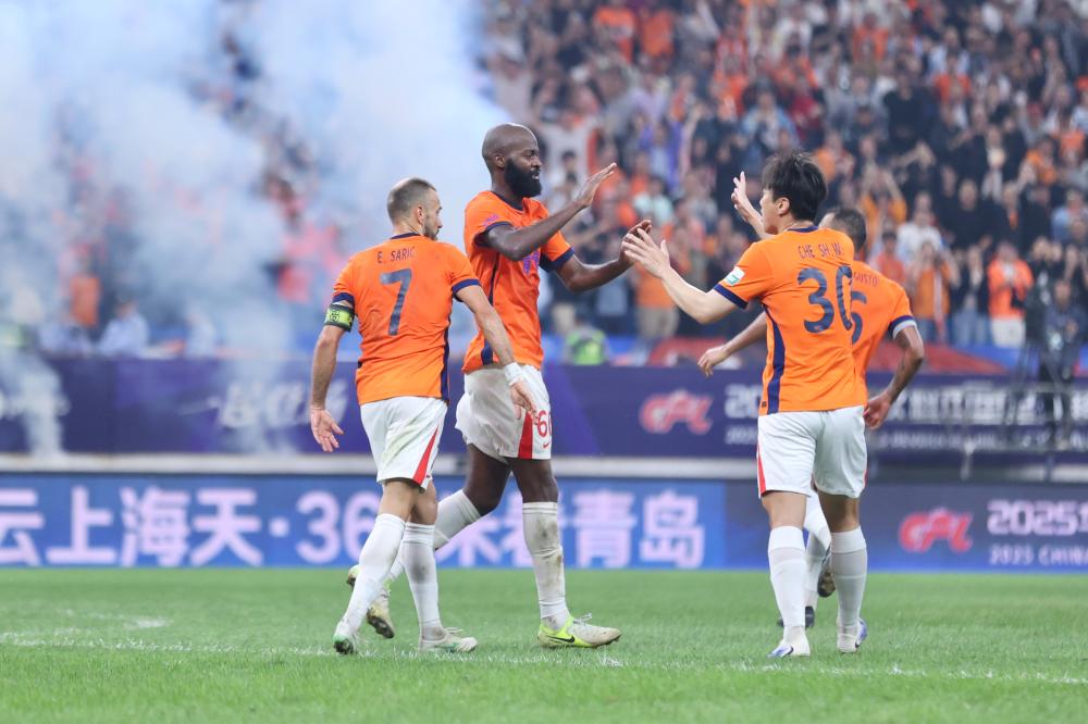 CSLBrasil's tweet image. Assim como no 1° turno, a partida entre Qingdao Hainiu e Shandong Taishan terminou empatada, dessa vez por 2x2

Gols de Didier Lamkel Ze e Filipe Augusto para o Qingdao e Raphael Merkies e Cryzan para o Shandong